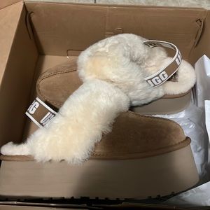 Platform Uggs Size 8 true to size. Fits size 8 and 7.5. Never Worn Still has box